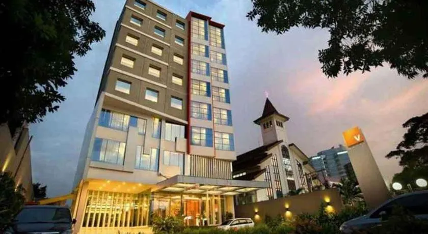 V Hotel Tebet - Image 1