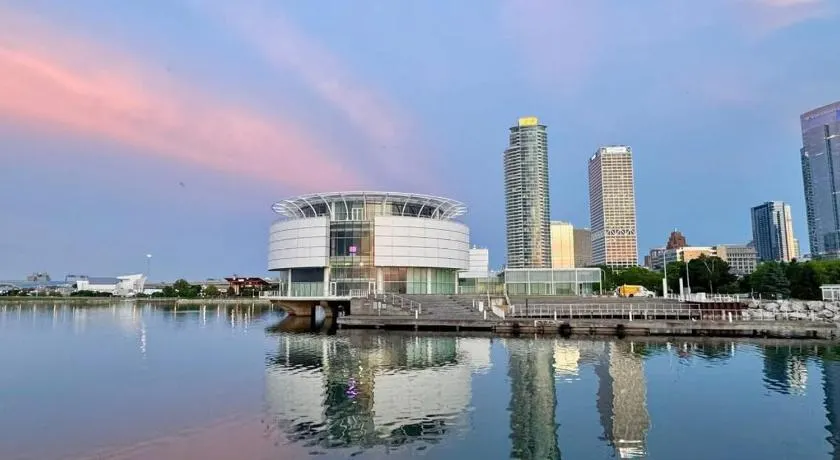 The Milwaukee lakefront experience! - Image 1