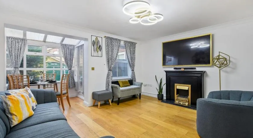 5 Min to Heathrow & Uxbridge Station with Parking - Image 1