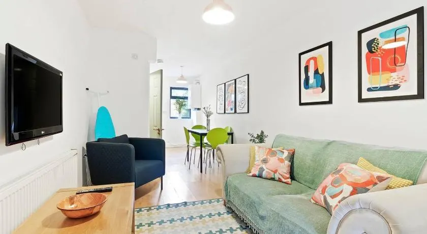 Bright 2 Bedroom House in Kennington - Image 1