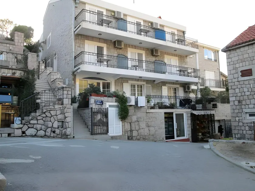 Apartments Mitrovići Miločer - Image 1