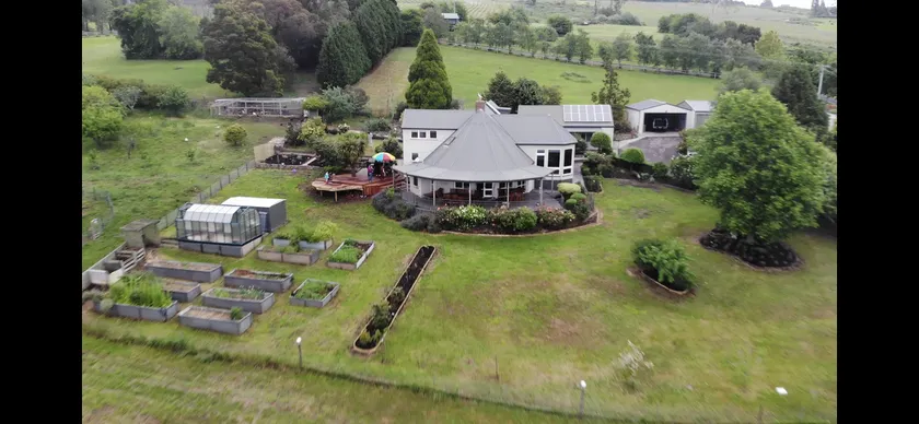 Launceston 6BR on Waterside enjoy for holiday. - Image 1