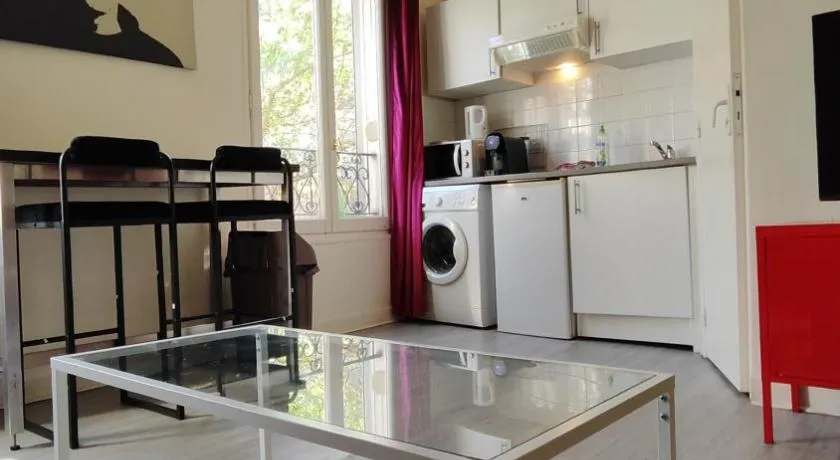 Comfy Parisian studio! - Image 1