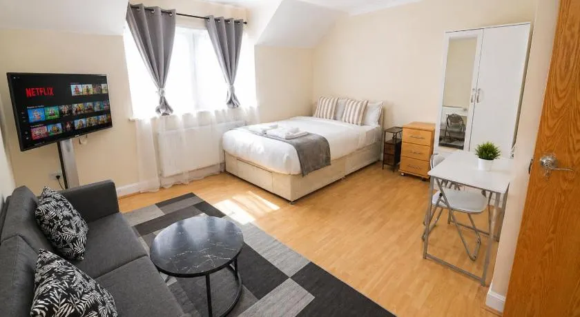 The Bluewater Retreat - Modern 2-Bed House - Image 1