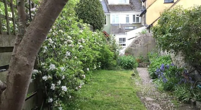 Fermaine, 50m from sea, garden, dogs, town centre - Image 1