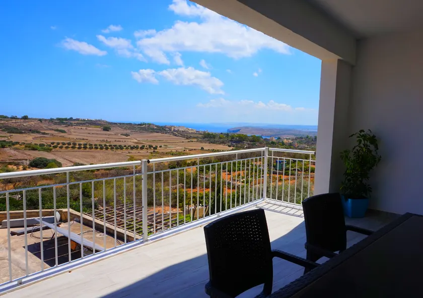 3 bedroom apartment with use of pool - Image 1