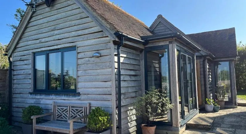 The Acorn luxury lodge - walk to Goodwood Revival - Image 1