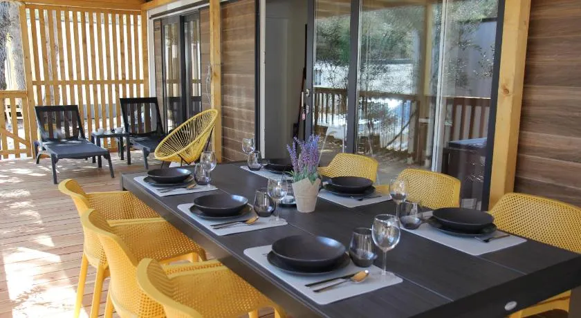 Mobilheim mit privater überdachter Terrasse - Image 1