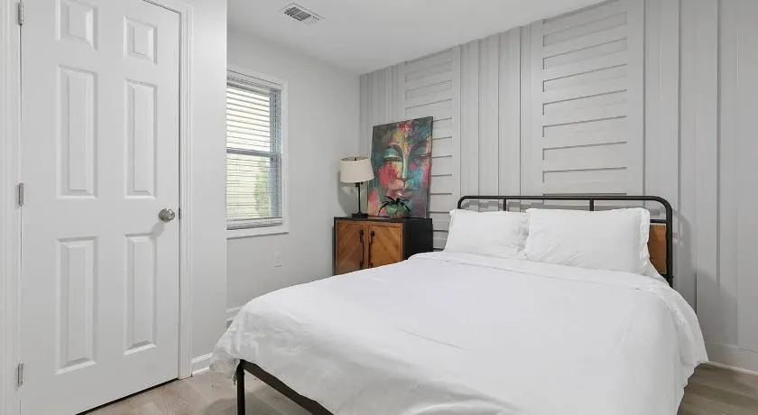 Charming 2BR Retreat-Free Parking - Image 1