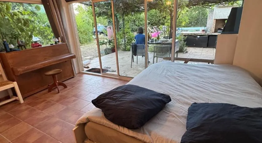 Studio with pool and quiet, non-shared garden, 1 lit double - Image 1