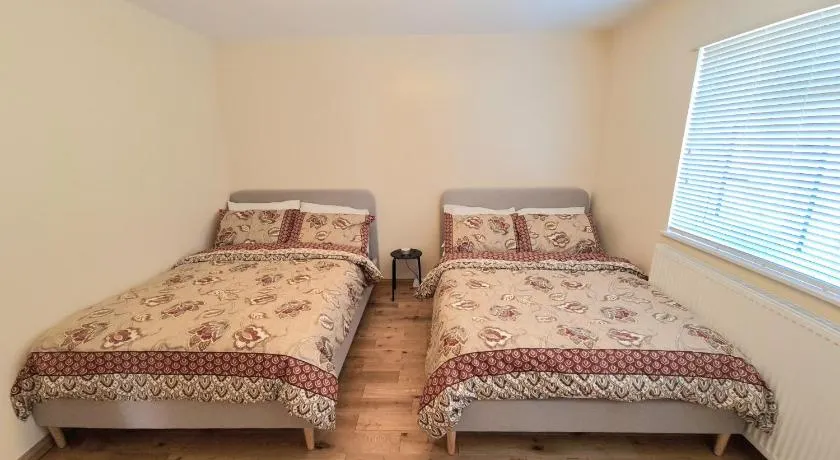 London Luxury 2 Bedroom Flat Sleeps 8 free parking - Image 1