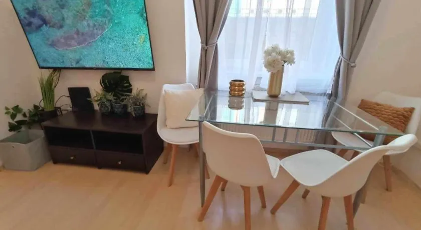 Trendy 2 Room Flat near Corvin Mall with Garage - Image 1