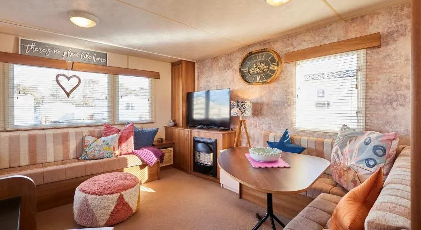 Host & Stay - Cosy Cove - Image 1