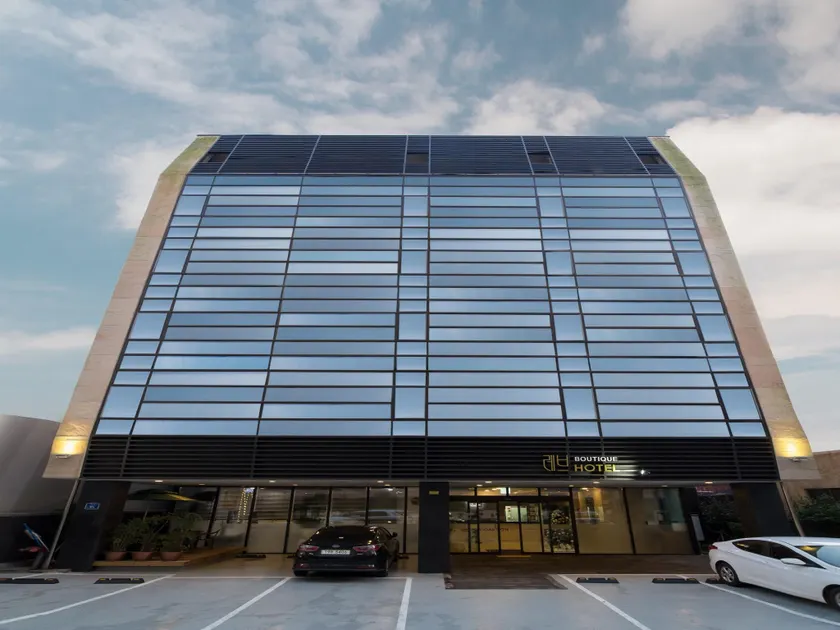 Reve Business Hotel Jeju - Image 1
