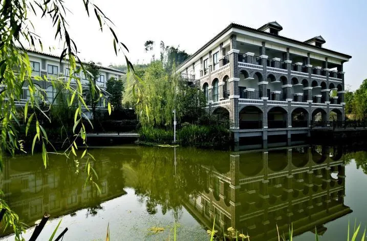 Chishui Yangtze Peninsula Hotel - Image 1