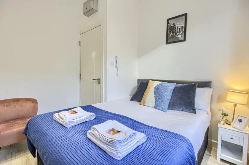 The Finsbury Deluxe Apartments - Image 1