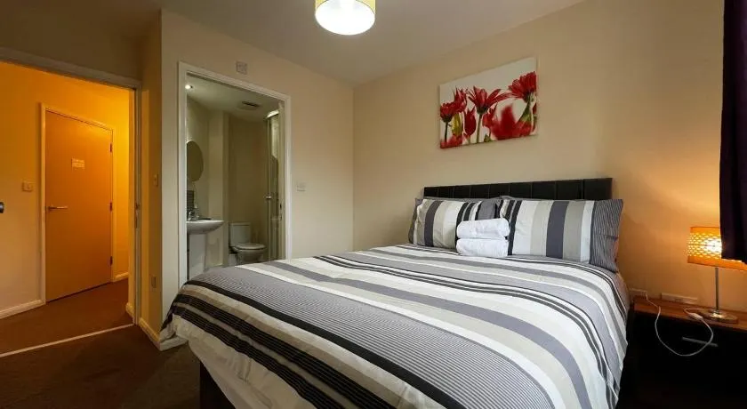 Crownford Guesthouse - Close to Hanley centre and University - Image 1