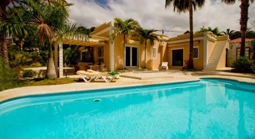 Villa Tauro, fritliggende med sol / elektrisk opvarmet pool og have - Image 1