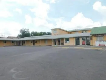 Hillcrest Motel - Image 1