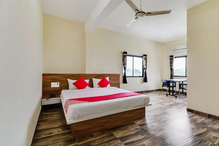 OYO 44210 Hotel Royal Palace - Image 1