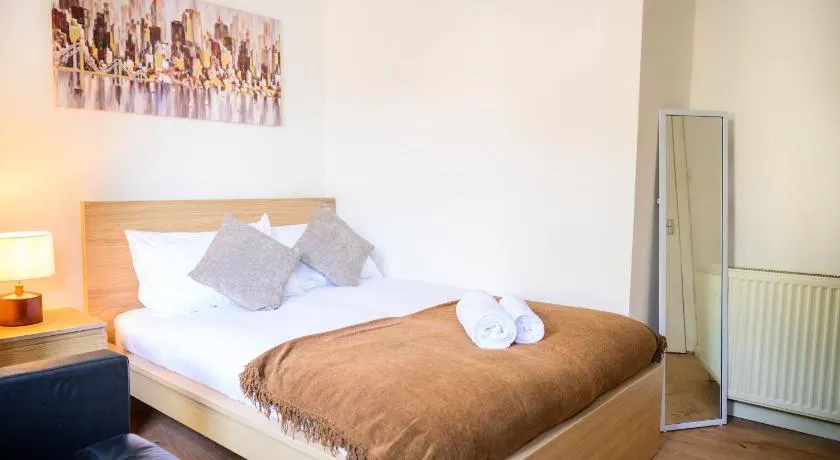 Purple Blossom, 2 bed apartment, Wi-Fi, near Didsbury, free parking - Image 1