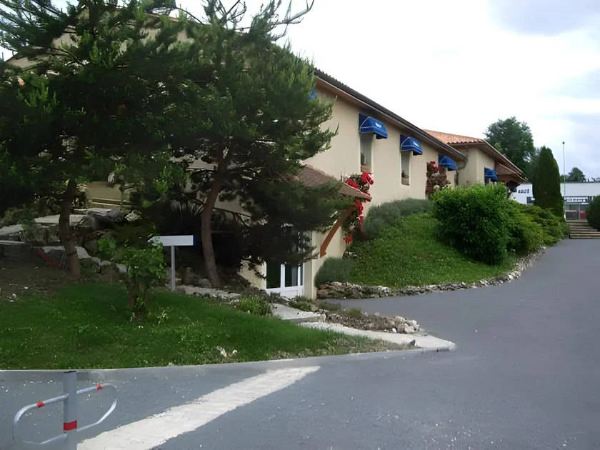 Rev'hotel - Image 1