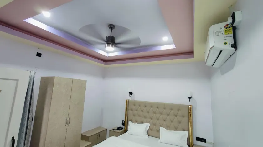 Hotel Narendra Palace - Image 1