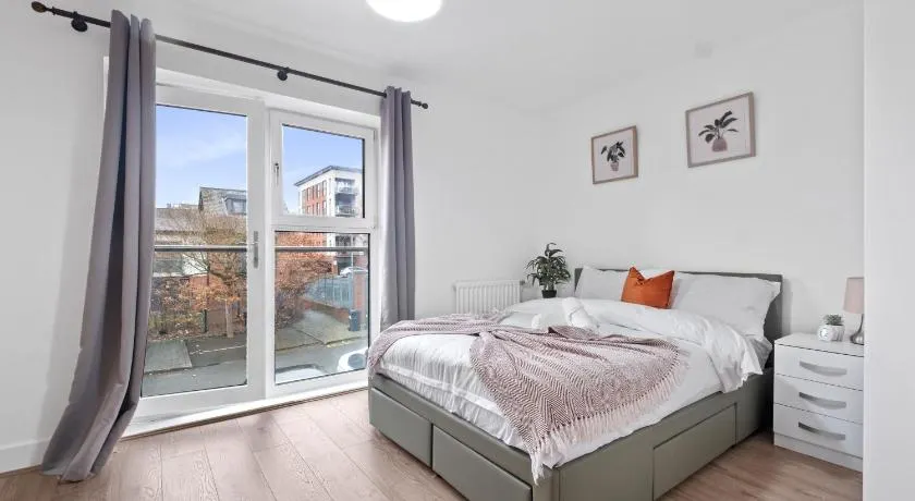 Comfy Home-Windrush Grove - Image 1