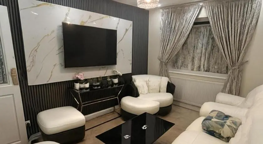 House-Sleeps 5 person -Etihad Stadium 15 min drive - Image 1