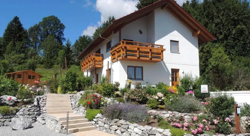 Ferienwohnung-am-Rosengarten - Image 1