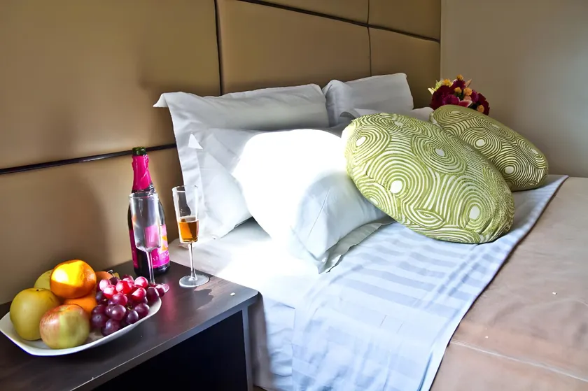 Canberry Hotel - Image 1