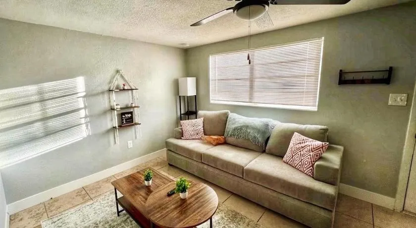 Charming 1 Bedroom minutes from Bush Gardens - Image 1