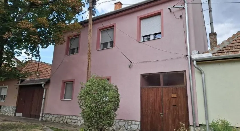 Apartalatt Vendégház - Image 1