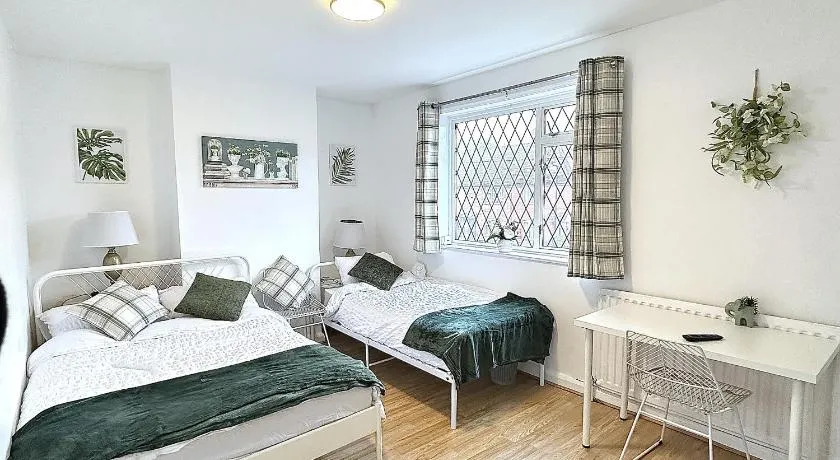 3 Twin Bedroom Entire House Sleeps 10 Driveway Parking near Coventry University and City Center - Image 1