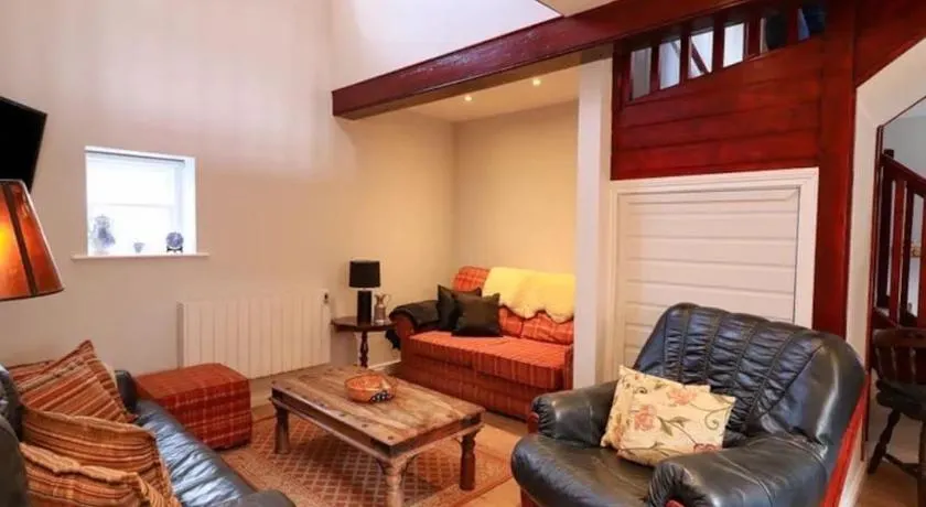 6 bed Cozy Victorian Cottage - Image 1