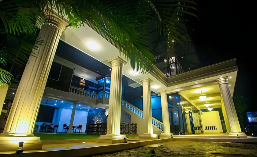Dee Ella hotel - Image 1