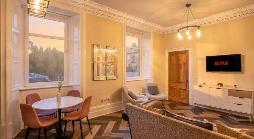 2BR with Free Parking Nr Edinburgh & Dalhousie Castle - Image 1
