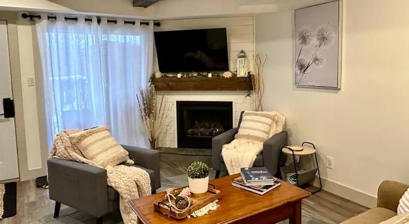 Beautiful tranquil centrally located condo - Image 1
