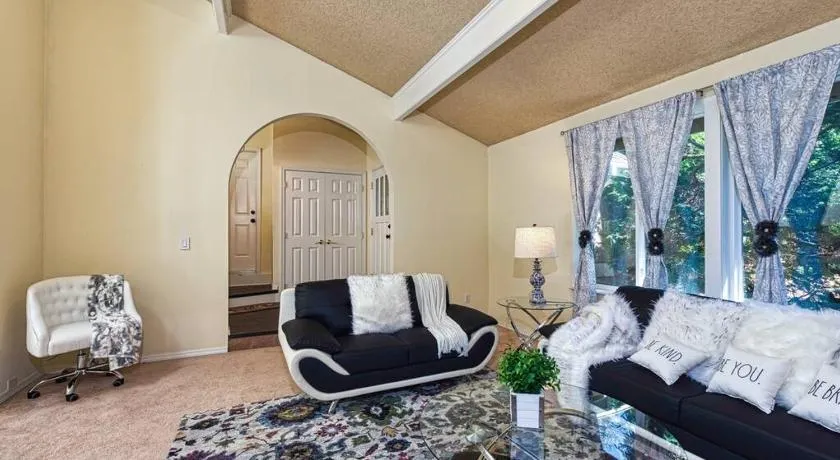 BV1-CASTLE VILLA-convenient n comfortable! - Image 1
