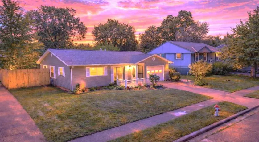 Private Home - Entire House - Ranch - Hot Tub - Pets Welcome - 2 King Beds - Kids Welcome - Fenced Yard - Free Wifi - Quiet Neighborhood - Image 1