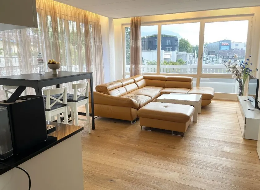 Modernes Luxus Apartment direkt neben Shopping und Bus - Image 1