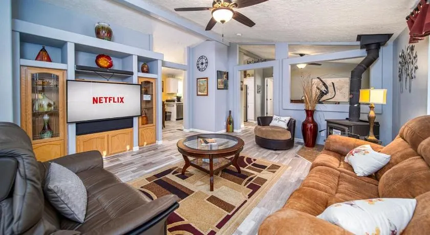 The Nest-2 K Beds-Game Room-Deck-5 min to Mariposa - Image 1