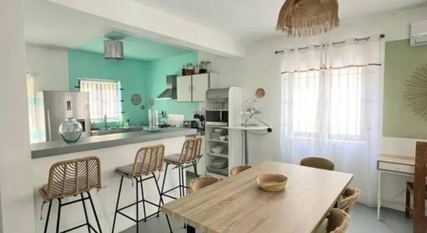 Cosy 2BD Home Only 7 Mins walk to La Preneuse Beach & Shops - Image 1