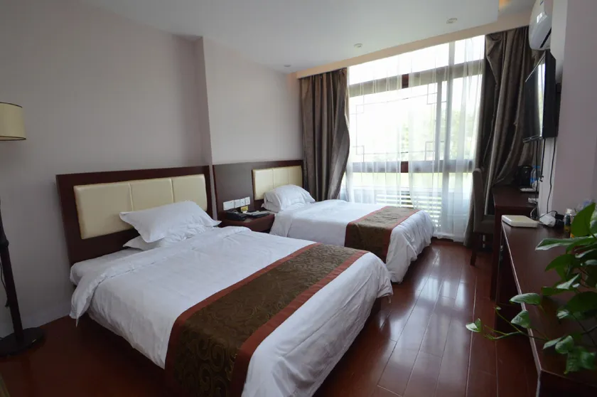 Yiranju Holiday Hotel - Image 1