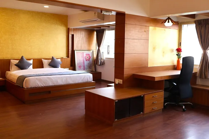 SmartStay Luxury 3 Bed/3 Bath Flat in Central BLR - Image 1