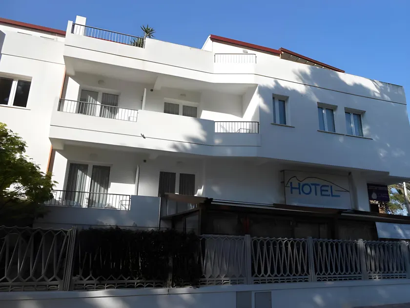 Hotel Chentu Lunas - Image 1