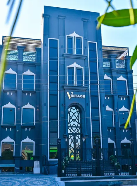 Vintage Luxury Hotel - Image 1