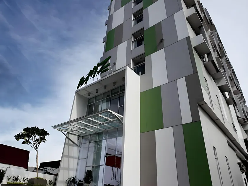 Whiz Hotel Pemuda Semarang - Image 1
