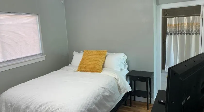 Comfortable Suite with private entrance & private bathroom - Image 1