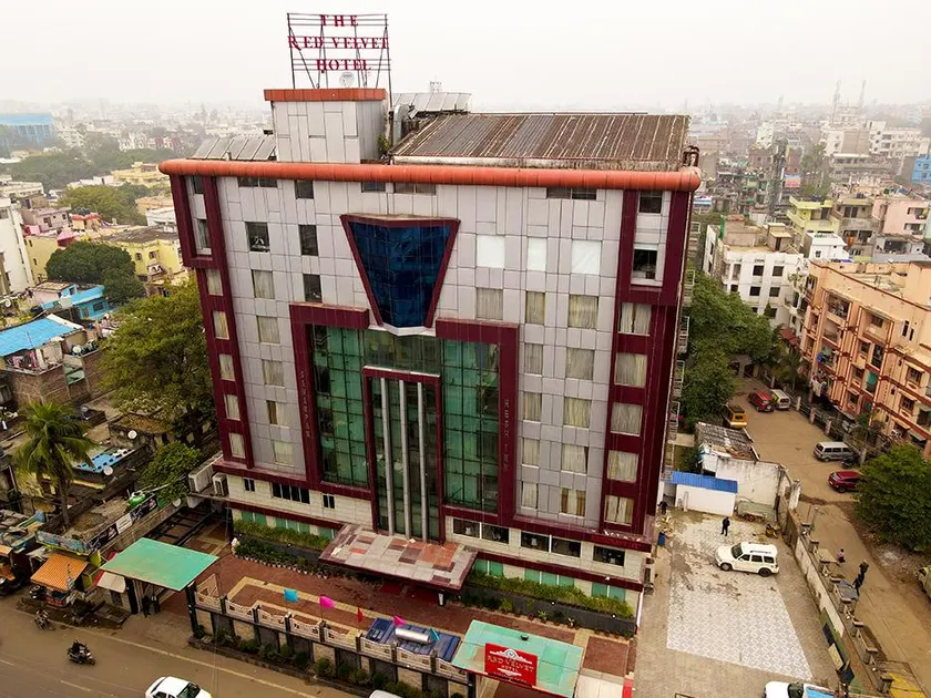 The Red Velvet Hotel Samarpan - Image 1